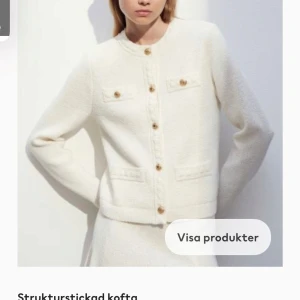 Vit  kofta med guldknappar - Fin kofta från H&M med dekorativa guldknappar, tröjan är i storlek S. Säljs pga att den är för liten men i fint skick. Priset kan ändras