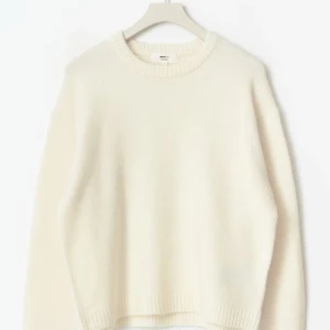 Vit stickad tröja från Gina Tricot - Supermjuk och oversized vit stickad tröja från Gina Tricot. Tröjan har rund halsringning, långa ärmar och ribbade muddar. Perfekt för lager-på-lager och chill vibes. Passar till allt och är riktigt skön att ha på sig.