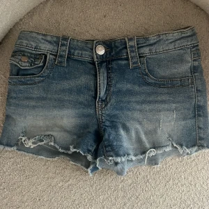 Blå jeansshorts med detaljerade fickor - HELT I NYSKICK IOM fel storlek