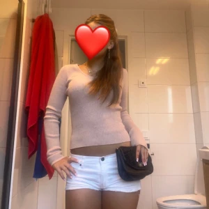 Ljusbeige ribbad v-ringad tröja - Superfin ljusbeige stickad tröja med v-ringning och långa ärmar. Tröjan är ribbad och har en slim passform som sitter snyggt på kroppen. Perfekt lättstylad som passar me allt. Super mysig nu till höst och vinter🥰🥰🥰