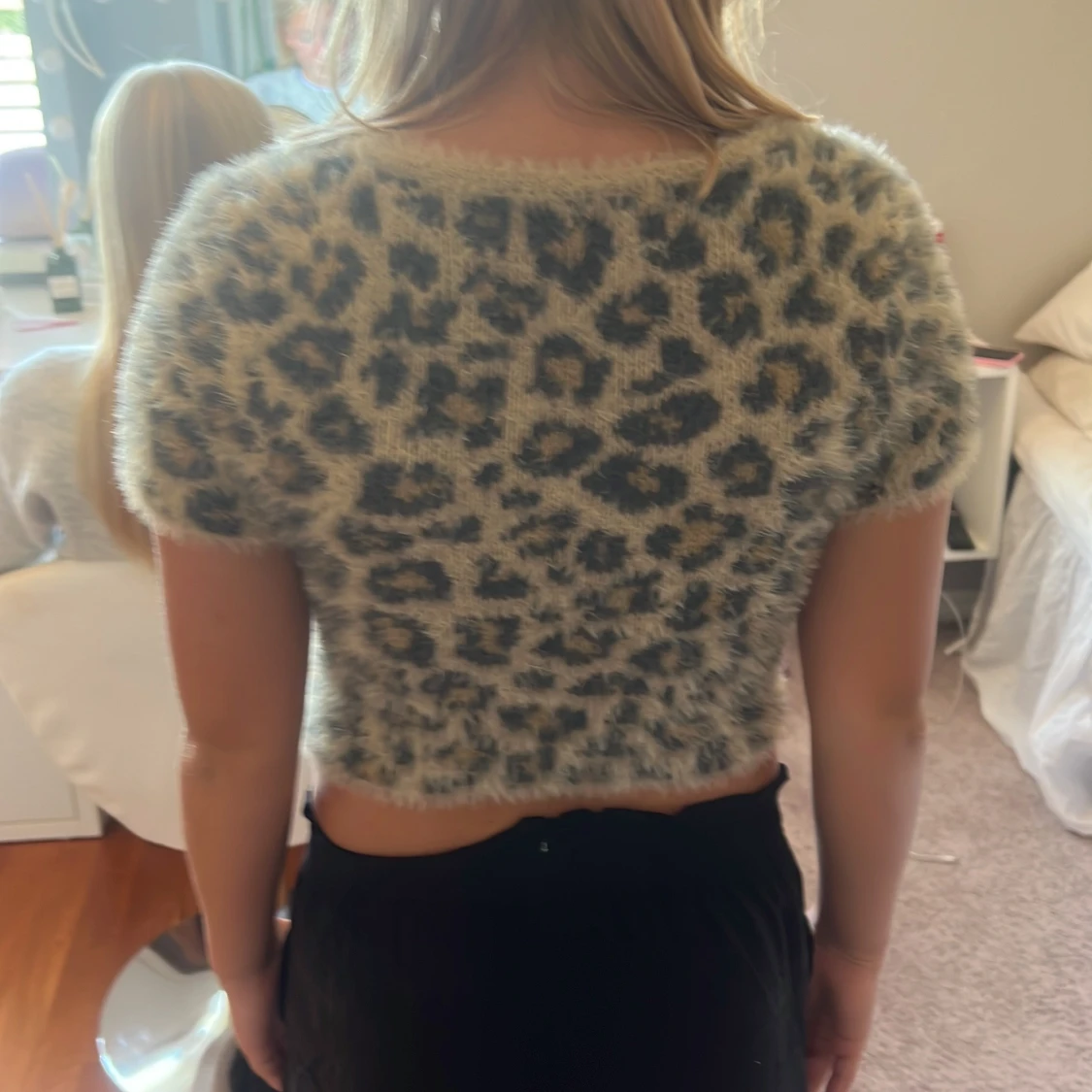 Leopardmönstrad fluffig croppad topp - 1