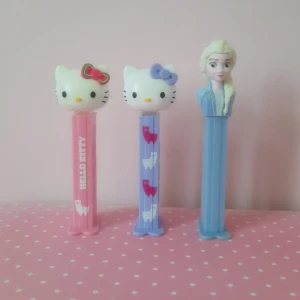 Hello Kitty & Elsa PEZ - Två Hello Kitty och en Elsa frost PEZ "automater" till PEZ godis