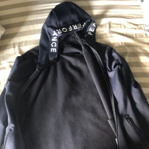 peak performance kofta - inget sönder med den som ny