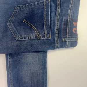 Blå jeans från Dondup, storlek 31 - Skick 9/10  Storlek 31.      Fits 165-175 Cm  Pris 1250:- SEK  Nypris 3500:- SEK     