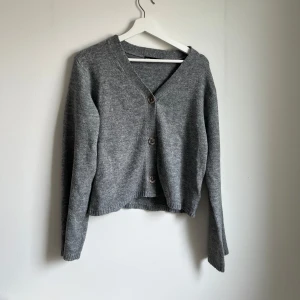 Stickad tröja - Säljer denna stickade tröja från lager 157. 