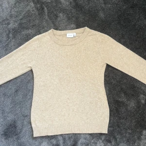 Beige stickad tröja från Vila  - Säljer en beige stickad tröja från Vila (köpt på Vero Moda) i storlek XS. Säljer pga att den inte kommit till användning så den är knappt använd💕💕