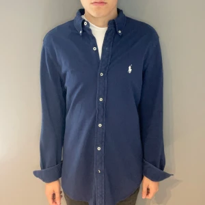 Polo Ralph Lauren skjorta  - Polo Ralph Lauren skjorta | storlek m | skick 10/10 | fraktar via PostNord eller Instabox på köparens bekostnad | hör av dig vid funderingar 