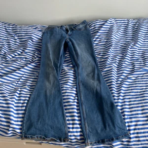 Ljusblåa Vero Moda Jeans!  - Jag säljer ett par ljusblåa jeans från Vero Moda!☺️ De är i stl XS och jag har haft dem i ca 1 år men nu är de tyvärr för små, de är fortfarande i bra skick! Skriv om ni har några frågor eller om ni är intresserade!🥰