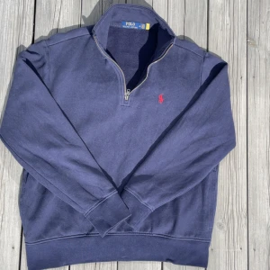  half zip från Polo Ralph Lauren - Säljer denna feta zip tröjan från Ralph Lauren!       Storlek M | skick 10/10 | hör av dig vid frågor!