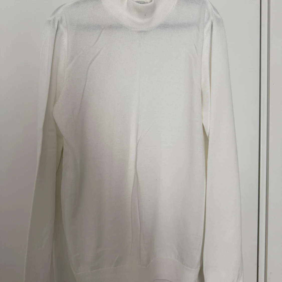 Vit polotröja i tunn stickad bomull