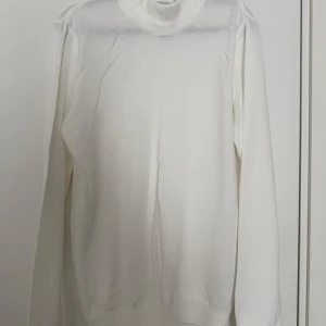 Vit polotröja i tunn stickad bomull - Klassisk vit  halvpolotröja i tunn, mjuk och stickad bomull. Aldrig använd. 