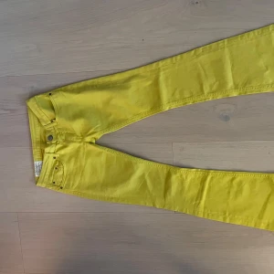 Lågmidjade dondup jeans - Gula lågmidjade jeans från dondup