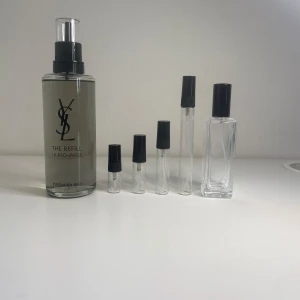 Yves Saint Laurent Myself EDP - En riktigt bra parfym från YvesSaintLaurent. 🤩1ml: 23kr 2ml: 39kr 3ml: 55kr 5ml: 75kr 10ml: 135kr 30ml: 399kr