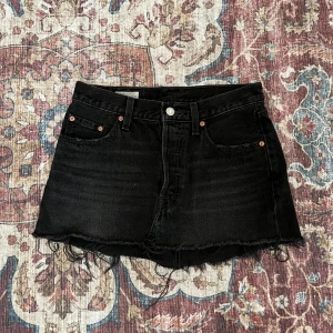 Svart jeanskjol från Levi's - Sparsamt använd!