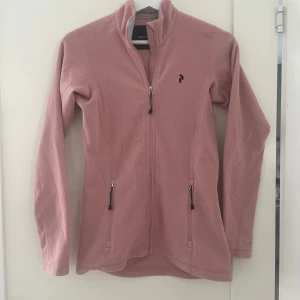 Rosa fleecejacka Peak Performance XS - Endast använd enstaka gånger. Fint skick, inga defekter.
