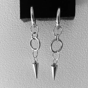 Silvriga örhängen med kedjor och spikes - Snygga silvriga örhängen med kedjor och spetsiga spikes längst ner. De har flera ringar som ger en cool och edgy vibe, perfekta för att sticka ut lite extra. Passar dig som gillar statement-smycken och vill ha något unikt.