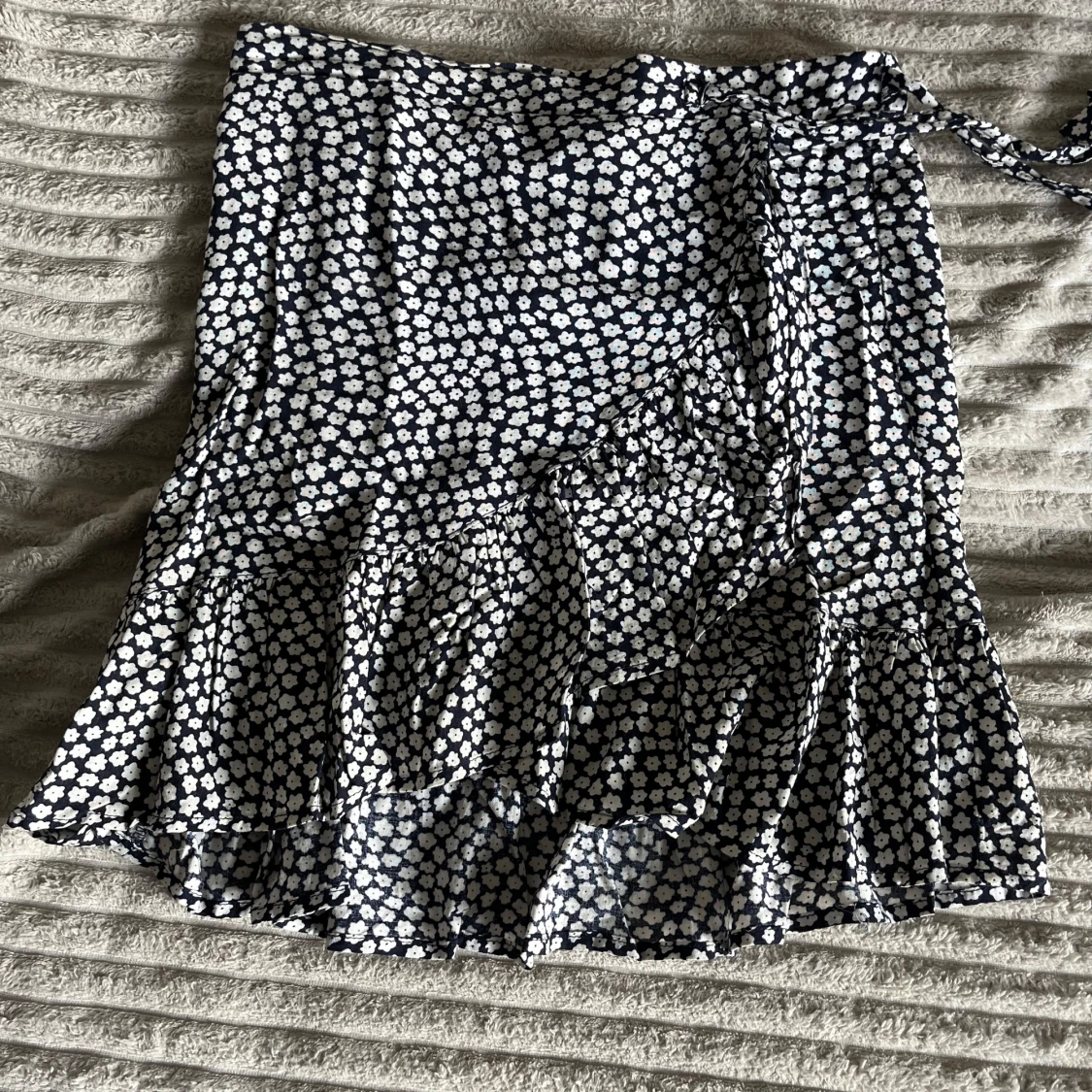 Söt mörkblå kjol med vita blommor