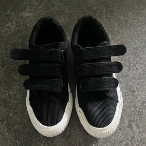 Svarta sneakers från Even&Odd - Säljer dessa snygga svarta sneakers från Even&Odd i storlek 37. Köpta för ca 2 månader sedan men tyvärr inte riktigt min stil och passade inte perfekt i storleken – därför har de bara blivit använda ett fåtal gånger.  ✔️ Bra skick ✔️ Perfekta till både vardag och en mer uppklädd streetlook. Små defekter syns på bilderna, inget som påverkar användningen. Skicka gärna ett meddelande vid frågor❤️