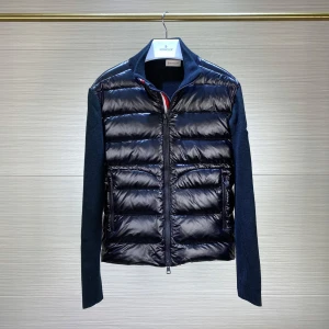 Moncler cardigan  - Snygg mörkblå cardigan från Moncler med glansig quiltad framsida och dragkedja. Jackan har ribbstickade mörkblå sidor och ärmar, samt diskret logga på ena ärmen. Perfekt för lager-på-lager look. Kontakta via Snapchat: för eventuella rabatter på denna produkt