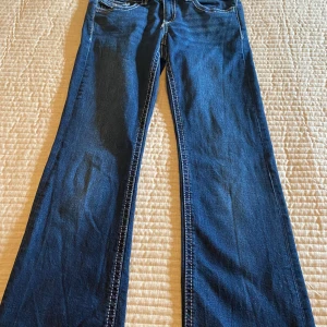Mörkblåa jeans - Ett par jätte sköna lågmidjade jeans från Gina Tricot i storleken 158. Skriv om du vill ha mer information 