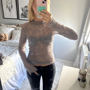 Grå mesh långärmad topp med spets - Jätte snygg fest topp!! Aldrig använd