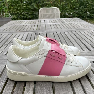 Valentino skor  - Hej! Säljer nu dessa sjukt snygga valentino skor. Skorna är i extremt fint skick! Hör gärna av dig vid frågor 