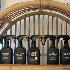Lush split✨️ - Splittar mina Lush bodyspray i glasdekanter med spray. 2 ml-22 kr,5 ml-35 kr 10 ml-52  kr. Skriv vilka du önskar så lägger jag ut som ett paket. Dessa dofter finns: Sticky dates, Avocado co-wash, Honey I washed the kids, Sex bomb, The comforter, Milky bath, Yog nog,Let the good times roll 