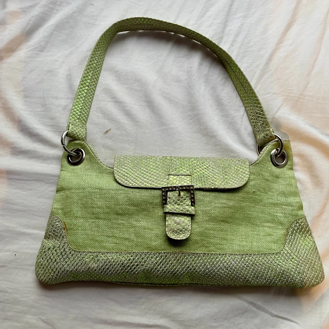 Grön axelväska med ormskinnsdetaljer