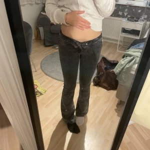 Gråa bootcut jeans låg/mid midja - Säljer ett par svarta bootcut jeans med låg/mif midja och klassisk femficksmodell. Jeansen har en snygg tvättad look och sitter tajt upptill med utsvängda ben. De är i storlek 34 och från Gina tricot. Är i fint skick och säljs endast då de börjar bli för korta🥰