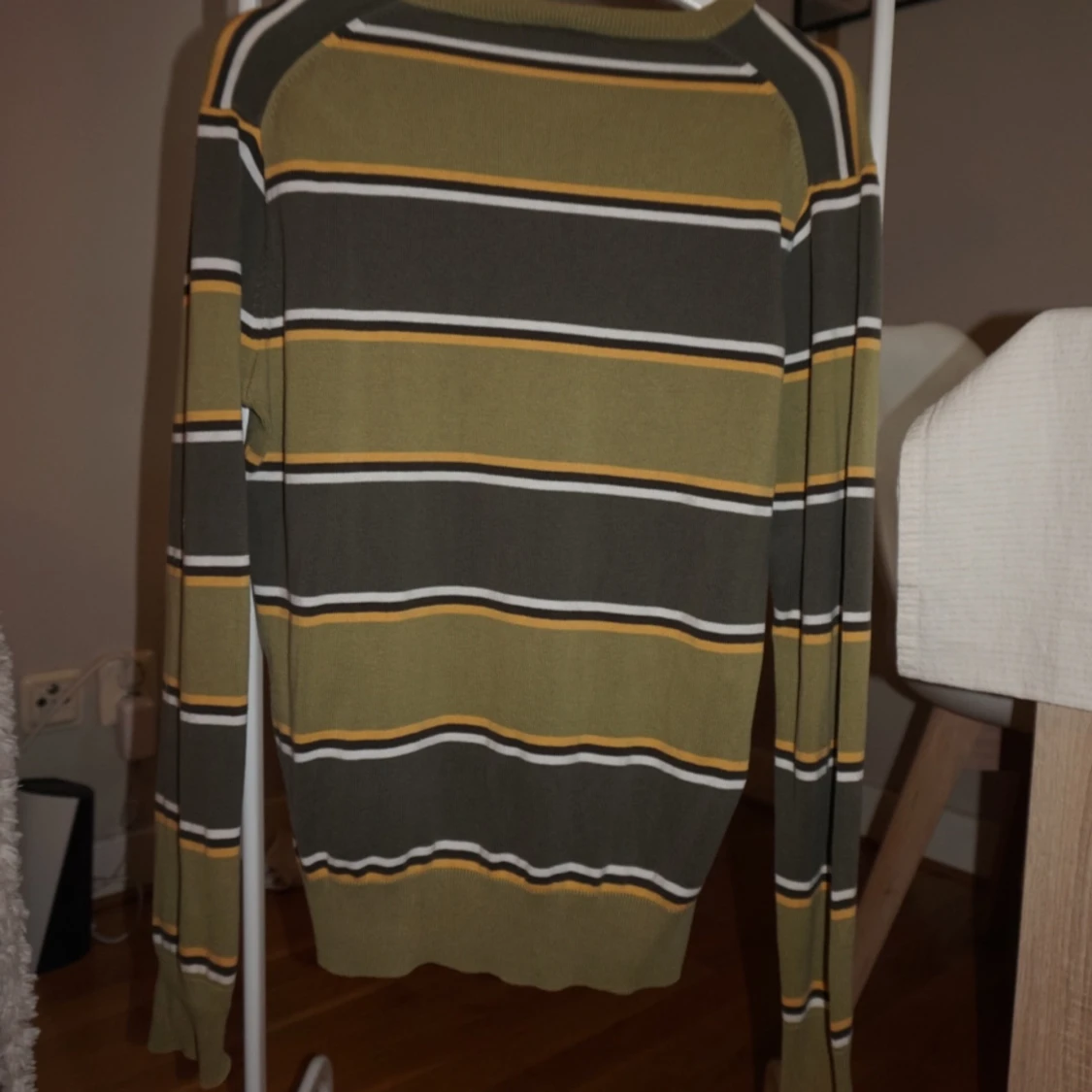 Randig v-ringad tröja i grönt och gult - 1