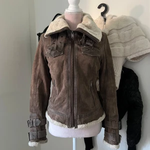   shearlings jacka - Jätte snygg jacka, storlek 36! 🤎 OBS har små fläckar 