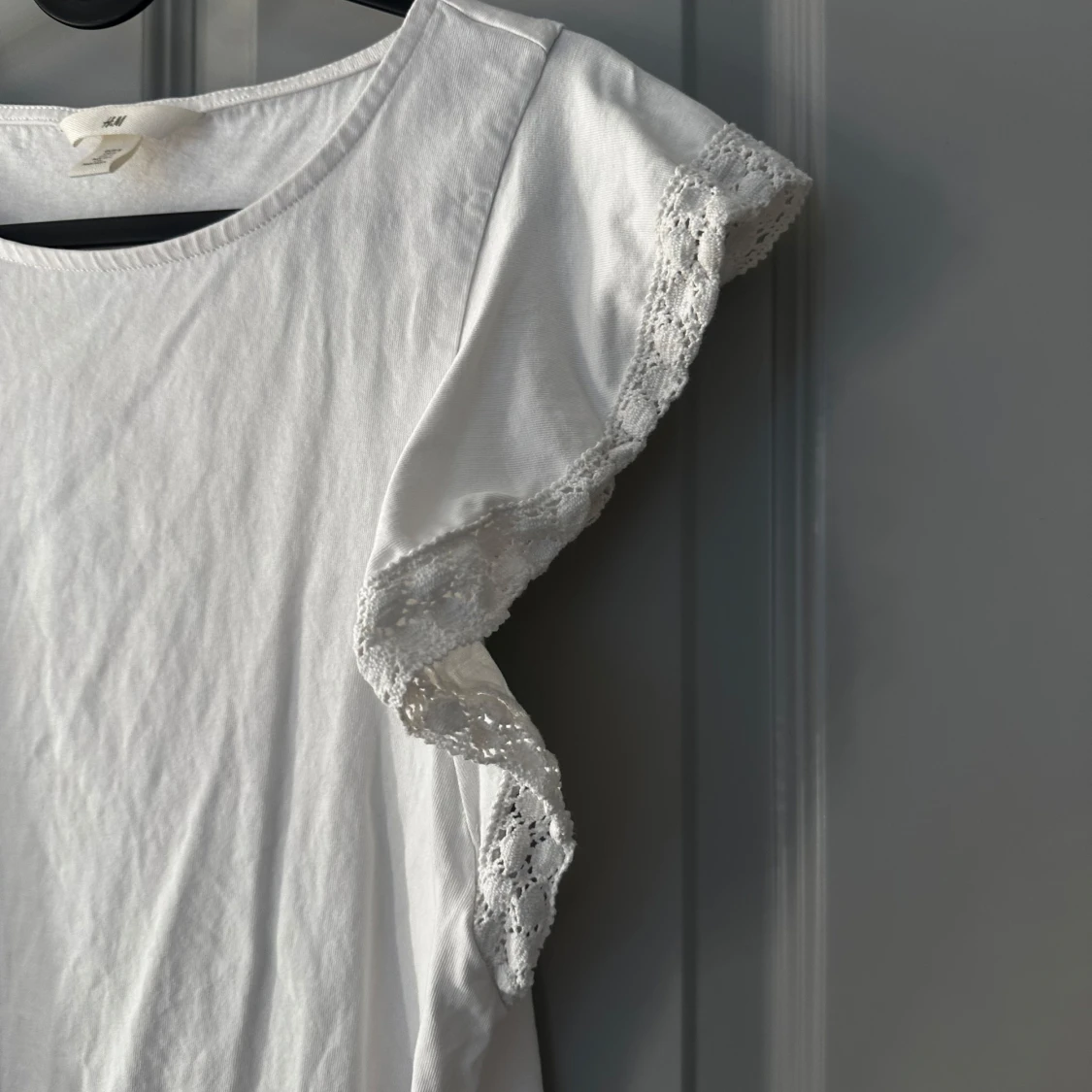 Vit volangtopp med spets från H&M - 1