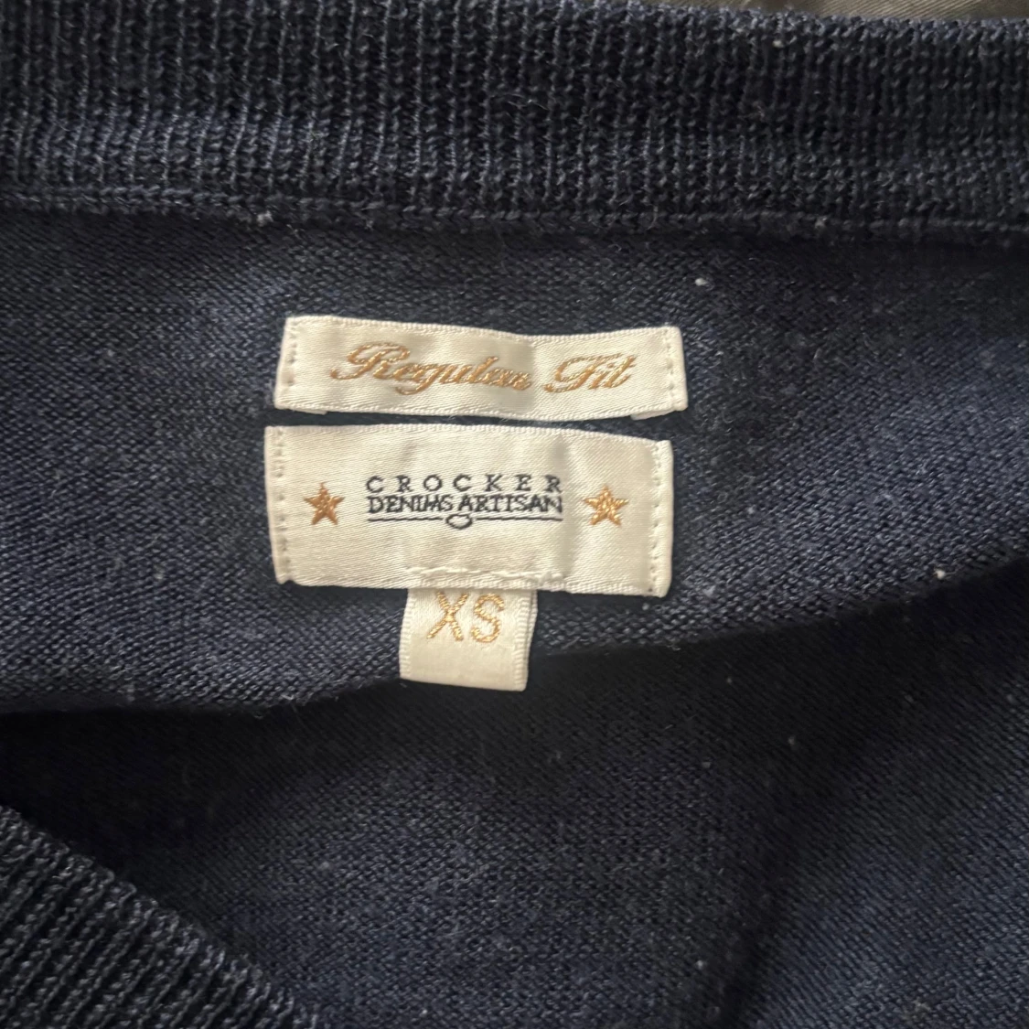 Mörkblå v-ringad tröja från Crocker - 1