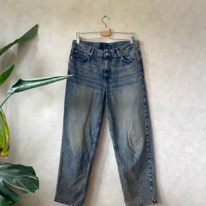 Baggy skate jeans  - SWEET SKTBS Big Skate Jeans köpta från junkyard. Nypris: 699kr. Använda en gång, säljer pga att dem var för stora. Perfekta kombinationen av streetwear-stil och komfort. Baggy passform som ger dig med medelhög midja och broderad detalj på fickan.  Storleken anses vara större än normalt.