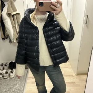 Herno jacka  - Säljer min mörkblåa Herno jacka i modellen ”Sofia”. Passar bra till hösten när det börjar bli kallt! Den är väl använd men inga tydliga defekter, inga hål!💕💕