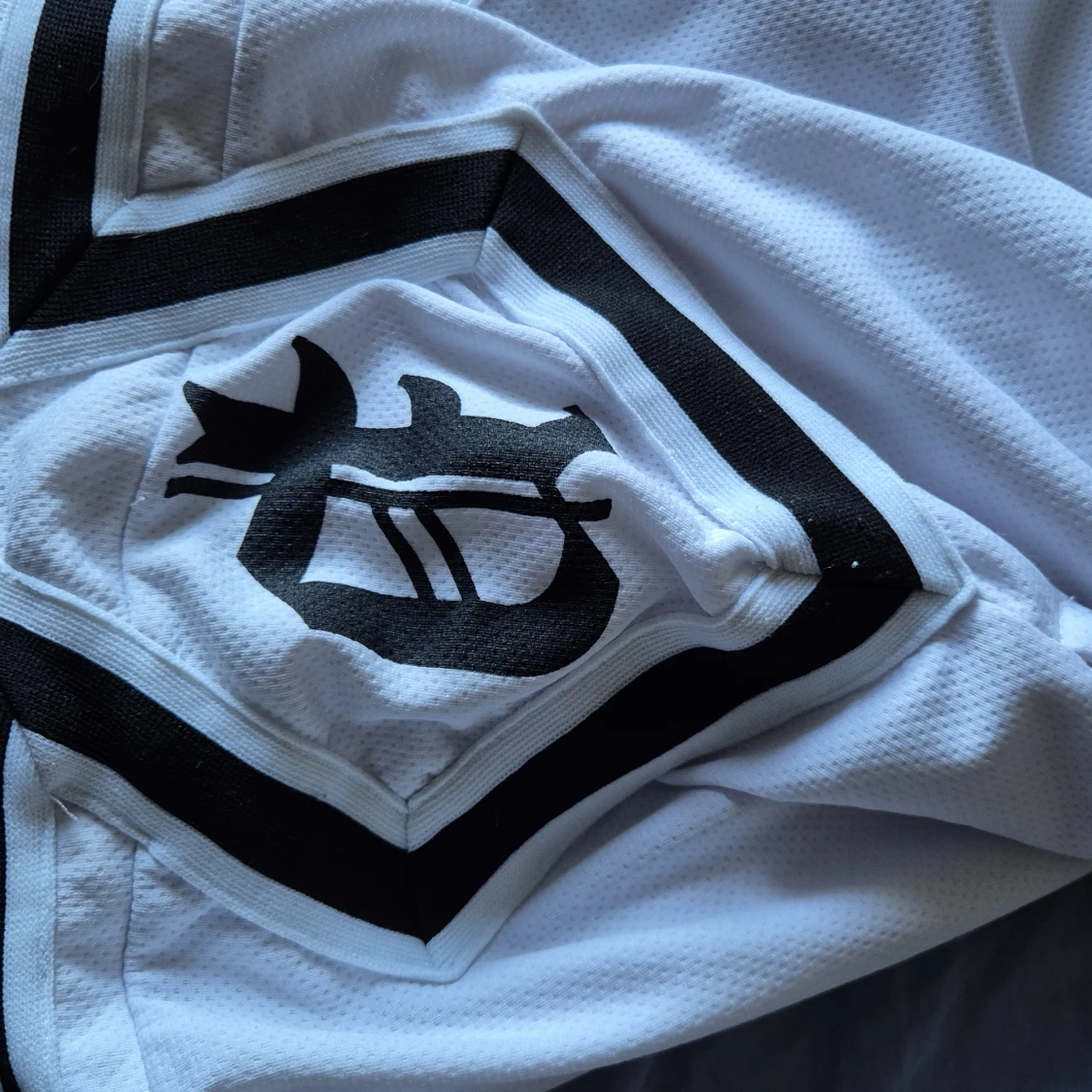 Vita sportiga shorts med svarta detaljer - 1