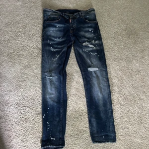 dsquared2 jeans - mörkblåa Dsquared2 jeans Säljer mina Dsquared2 jeans i en snygg mörkblå tvätt med stilrena slitningar. Modellen sitter riktigt snyggt och passar till det mesta – både till vardags och fest. Jeansen är i väldigt bra skick, knappt använda. 