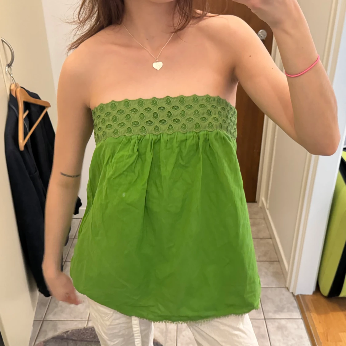 Grön tubtopp med broderi - 1