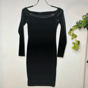 Sexig svart off shoulder-klänning i sammet – aldrig använd - Small / 36 - Pinup Goth Rock  -  Elegant svart klänning i stretchig sammet med off shoulder-skärning och figurnära passform. Oanvänd och i nyskick – inget slitage eller defekter. Perfekt för fest, middagar eller utekvällar när du vill känna dig lite extra glamorös. Längd ca 82 cm, midja ca 64 cm. Storlek Petite S. Ingen prutning – men jag erbjuder bundlerabatt vid köp av flera plagg. Rensar garderoben – kika gärna på mina andra annonser också!  ⸻ 
