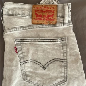 Levi's 511 ljusgrå jeans - Säljer ett par Levi's 511 jeans i en snygg ljusgrå tvätt. Modellen är slim. Storlek 32/32