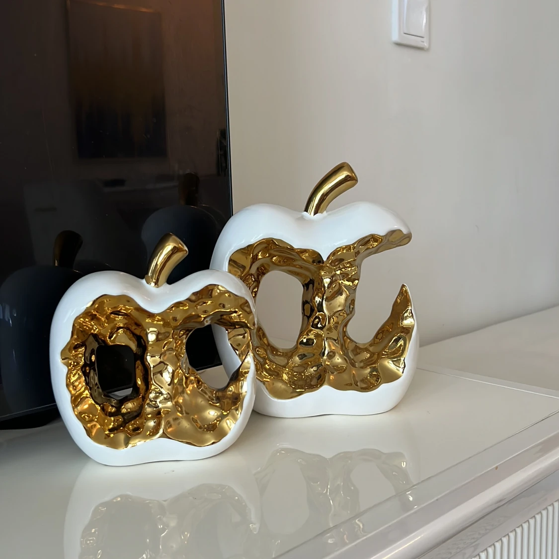 Två äppelformad prydnader i vitt och guld i suveränt nytt skick  - 2