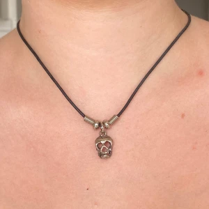Döskalle halsband - Coolt halsband som knappt använts!