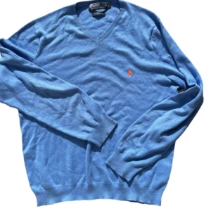 Ralph lauren tröja - Jag säljer en blå Ralph lauren tröja. Den är ganska tunn och i en snygg blå färg. Tröjan har några små defekter men inte mycket. Annars är den väldigt stilren och perfekt till sommaren.