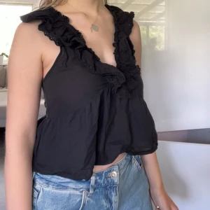 Svart volangig ärmlös blus - Supersöt svart blus❣️