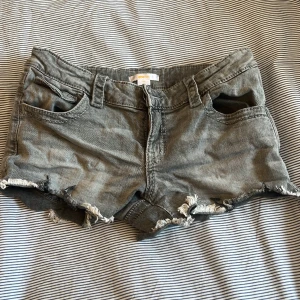 Jeansshorts  - Fina jeanshorts från Gina Tricot. Köpt på barnavdelningen men skulle säga att de sitter som en XS. Lågmidjade. Pris är diskuterbart. Hör av dig om du vill ha mer info/bilder. 