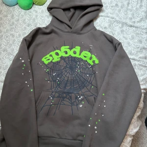 Mörkgrå och grön Spider hoodie  - En mörkgrå och grön Spider hoodie i väldigt bra skick och storlek XL! Säljer den då den inte kommer till användning längre. Skriv vid frågor! ☺️