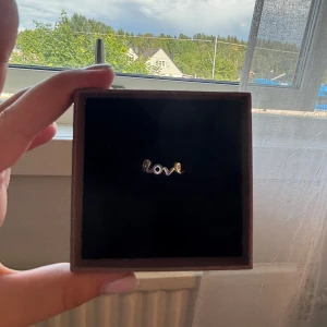 Söt silverring med texten Love - Fin ring köpt på Gotland förra året🩷 st M