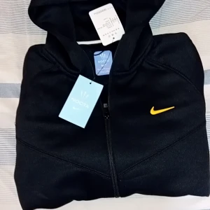 NIKE  NOCTA Tech Fleece Hoodie Black  - Helt ny Hoodie som har har köpt för igår men tyvärr var den litte för stor för mig så jag kunde inte använda den.Dens originalpris kostar  2500 kr.Pris lappen finns på hoodien och alla tag finns kvar. Finns i västerås leverans funkar bra också.