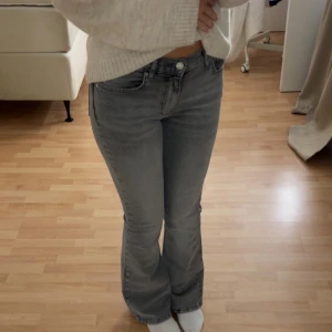 Grå Low waist bootcut jeans - Snygga grå bootcut jeans. Perfekta för en stilren look. Säljer pågrund av att dem aldrig kommer till användning. Använda 1 gång💕