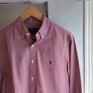 Ralph Lauren Skjorta - Tja säljer denna feta Raffe skjorta! Riktigt snygg och skön passform! Con 9/10, inga defekter/tecken på användning! Passform: 175-190cm, 60-85kg. Skriv för frågor & funderingar